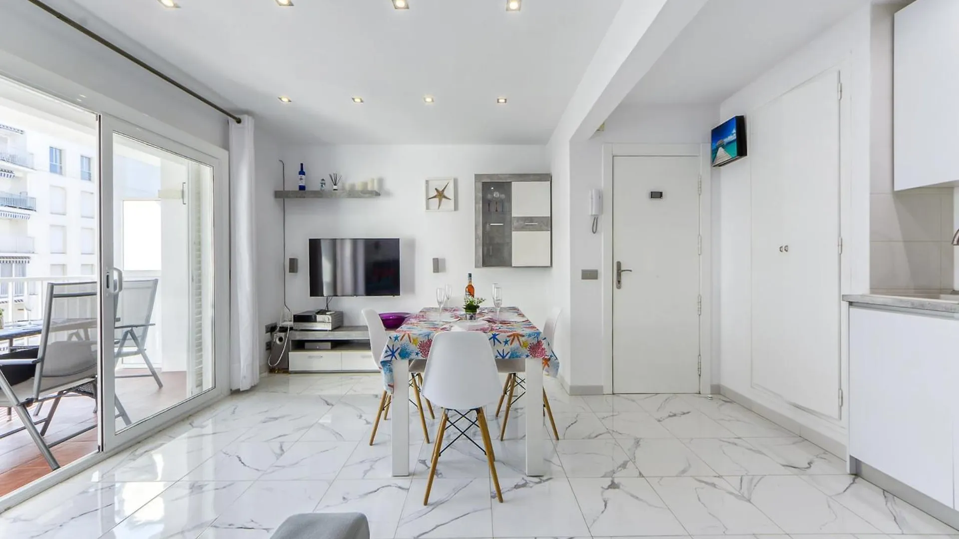 Apartment With Barbecque Roses