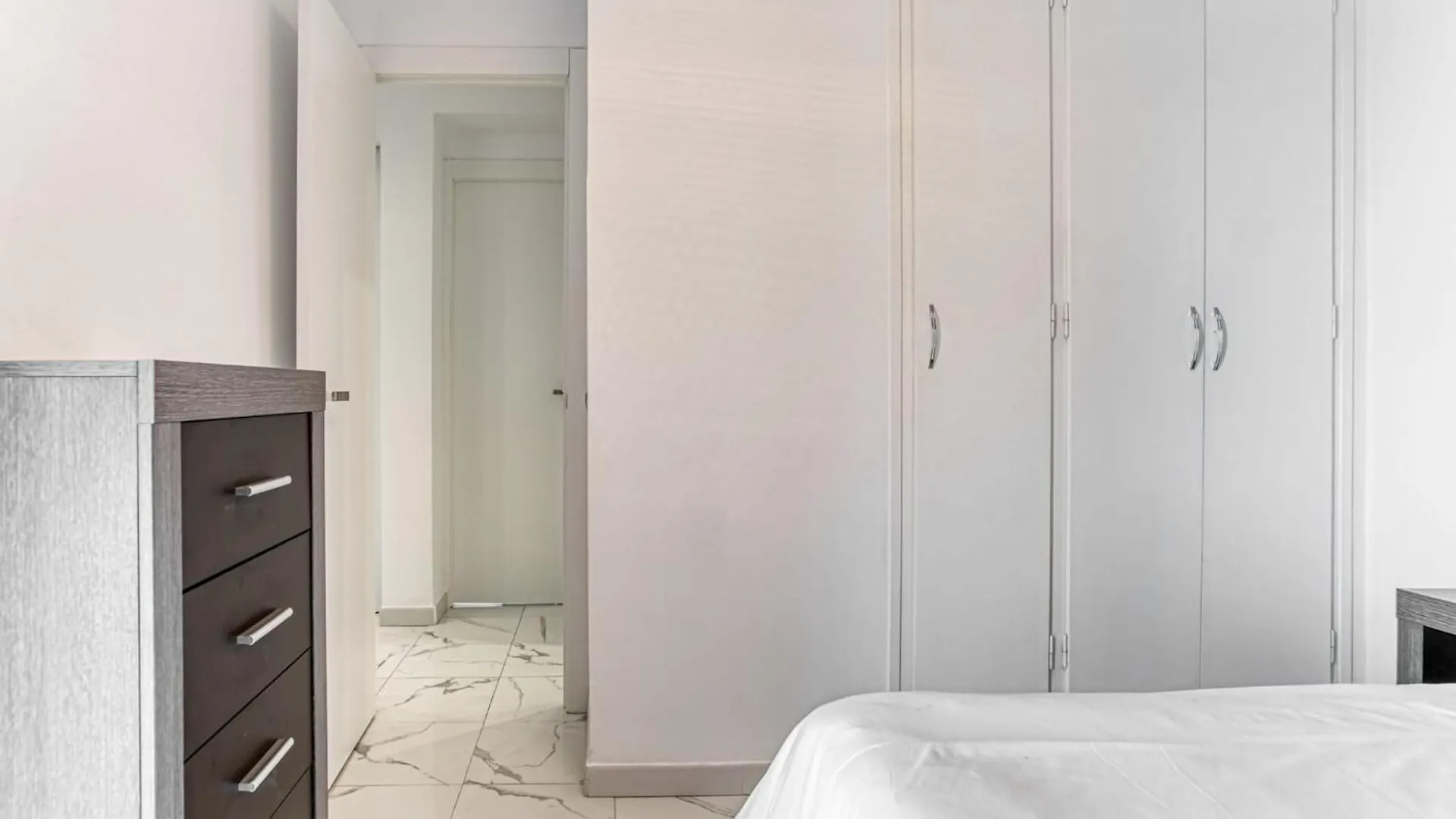 Apartment With Barbecque Roses