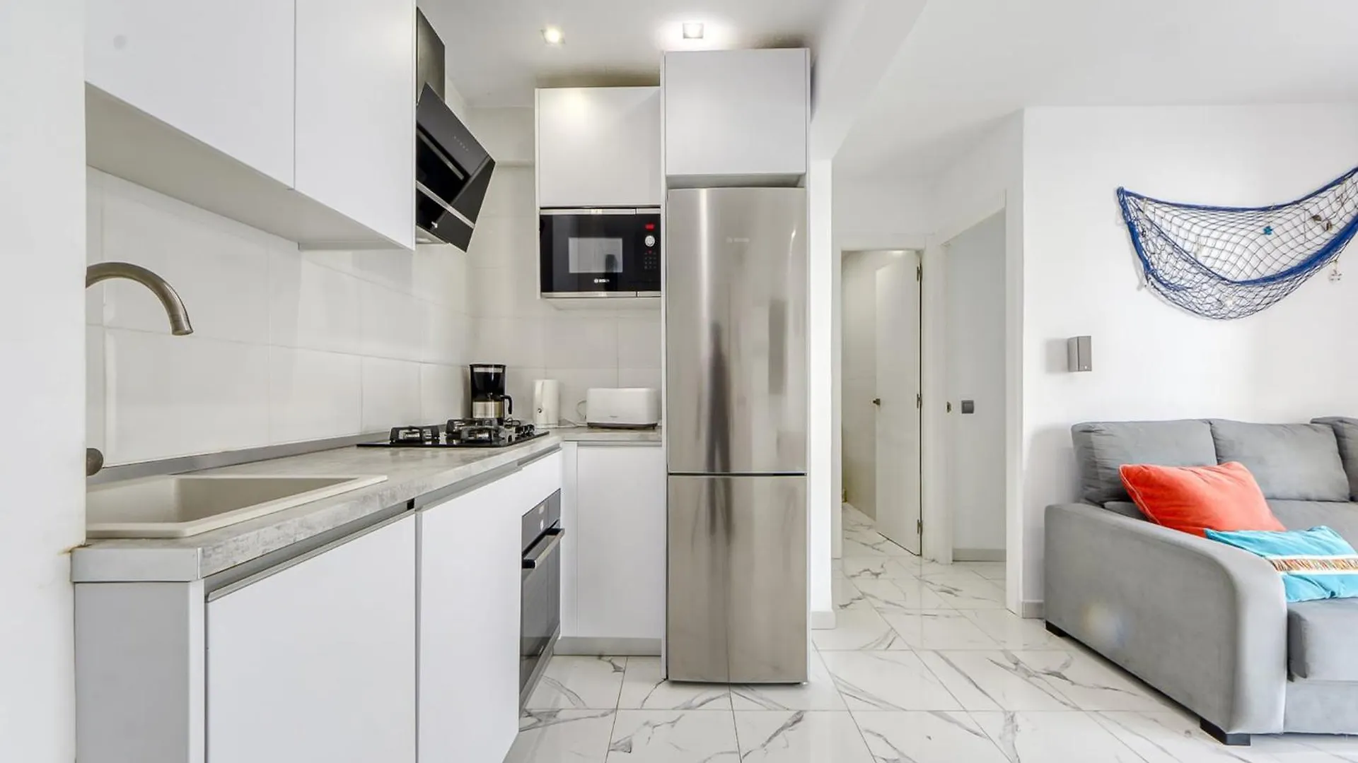 Apartment With Barbecque Roses