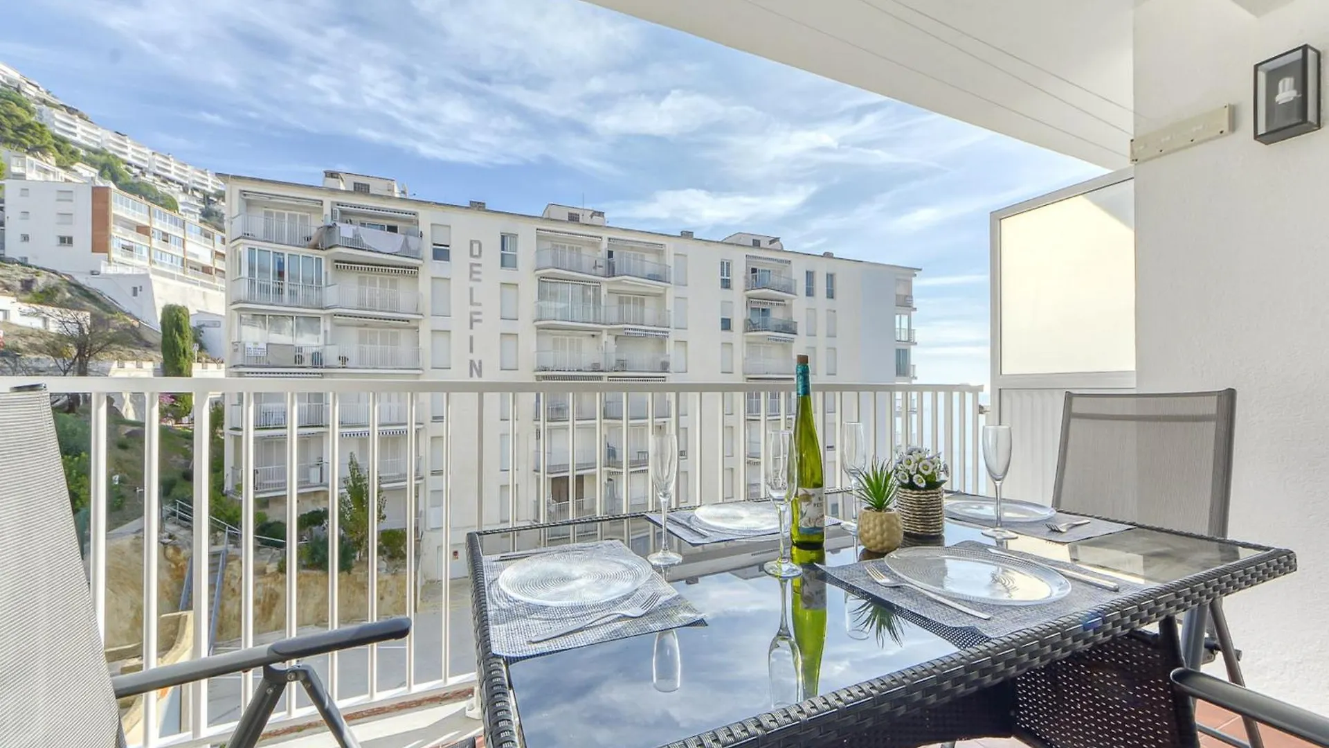 Apartment With Barbecque Roses