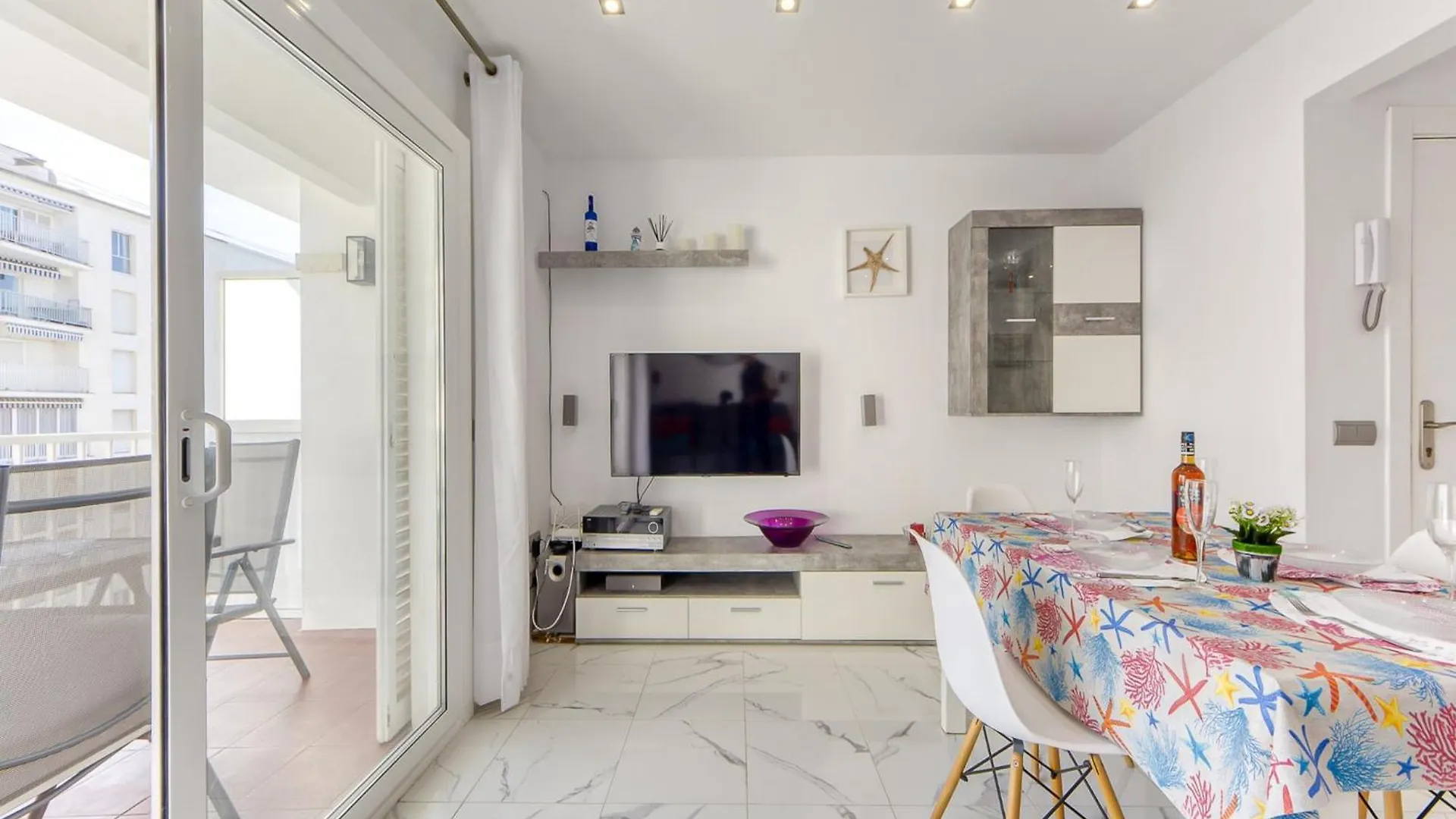 Apartment With Barbecque Roses