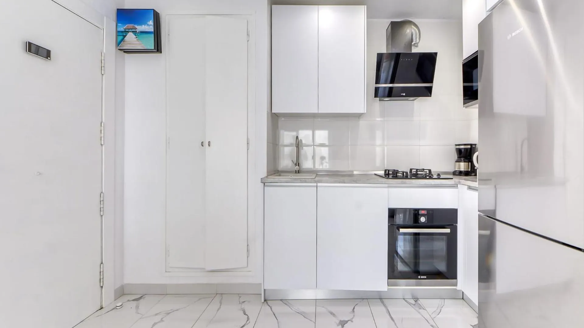 Apartment With Barbecque Roses